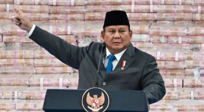 Prabowo Pasang Badan: Siapa Halangi Satgas PKH, Dia Menghalangi Presiden! Presiden Prabowo Subianto memberikan arahan tegas terkait penyelamatan keuangan negara dan penguasaan kawasan hutan di Kejaksaan Agung.