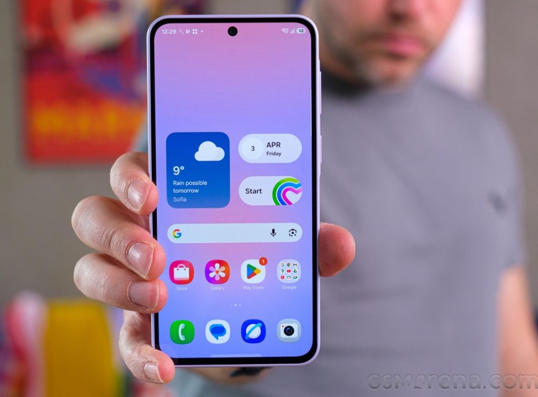 Tampak depan Samsung Galaxy A37 dengan pelindung Gorilla Glass Victus+ dan modul tiga kamera.