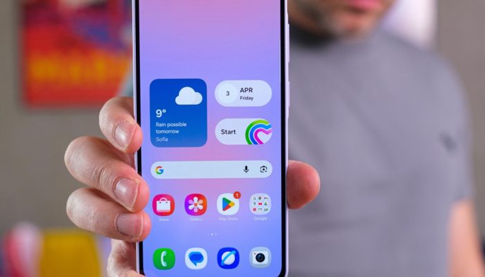 Tampak depan Samsung Galaxy A37 dengan pelindung Gorilla Glass Victus+ dan modul tiga kamera.