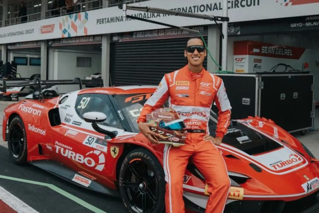 Pembalap Indonesia Sean Gelael saat melakukan persiapan teknis bersama tim Garage 75 di Pertamina Mandalika International Circuit.