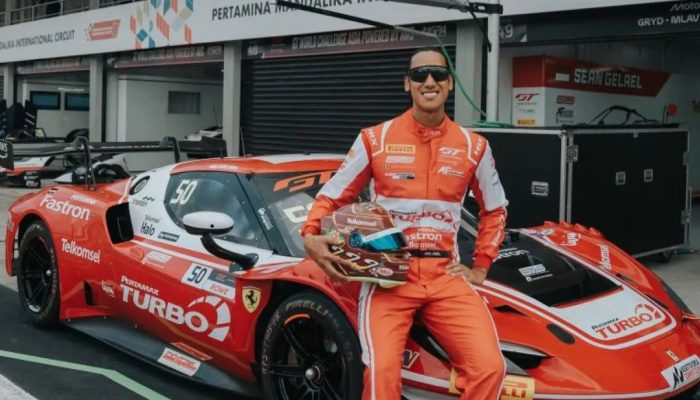 Pembalap Indonesia Sean Gelael saat melakukan persiapan teknis bersama tim Garage 75 di Pertamina Mandalika International Circuit.