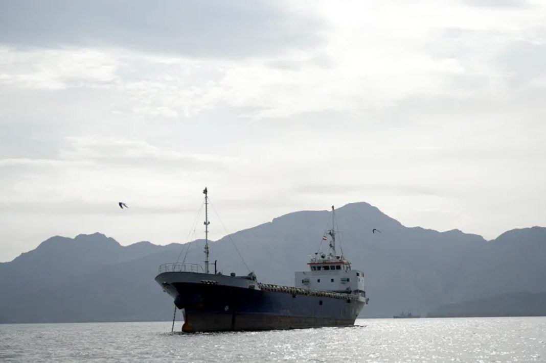 Selat_Hormuz Kapal di Selat Hormuz dan Teluk Oman. Bokade maritim dilakukan oleh armada militer Amerika Serikat.