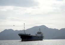 Ketegangan Memuncak: Militer AS Resmi Blokade Seluruh Pelabuhan Iran Mulai Hari Ini Kapal di Selat Hormuz dan Teluk Oman. Bokade maritim dilakukan oleh armada militer Amerika Serikat.