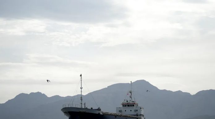 Ketegangan Memuncak: Militer AS Resmi Blokade Seluruh Pelabuhan Iran Mulai Hari Ini Kapal di Selat Hormuz dan Teluk Oman. Bokade maritim dilakukan oleh armada militer Amerika Serikat.