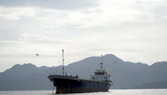 Kapal di Selat Hormuz dan Teluk Oman. Bokade maritimĀ dilakukan oleh armada militer Amerika Serikat.