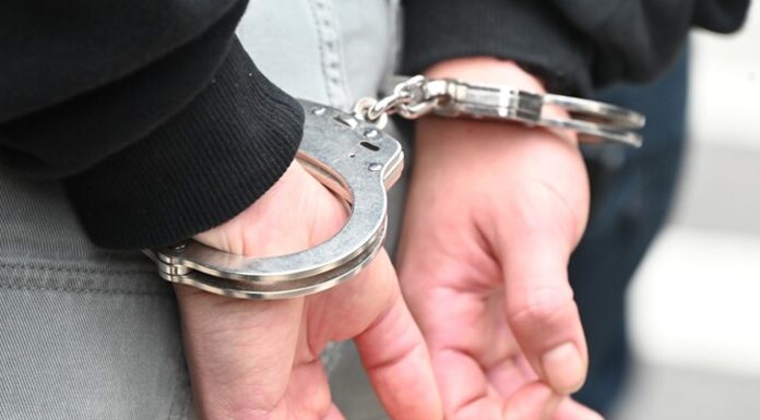 Iran Tangkap 4 Orang Terkait Penyelundupan Perangkat Starlink dan Dugaan Intelijen AS-Israel Ilustrasi penyitaan perangkat internet satelit Starlink oleh otoritas keamanan Iran di wilayah perbatasan barat laut.