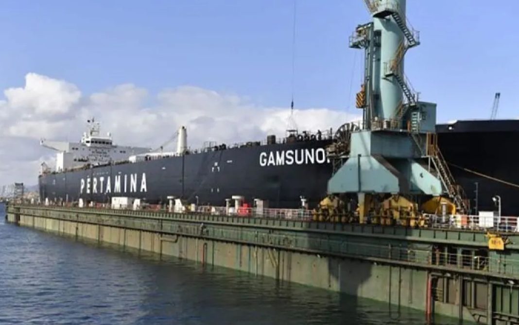 Kapal tanker raksasa Pertamina International Shipping yang sedang berlabuh di kawasan perairan Teluk Arab.