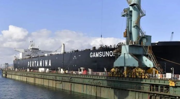 Ketegangan Selat Hormuz: Dua Kapal Tanker Pertamina Tertahan di Teluk Arab Kapal tanker raksasa Pertamina International Shipping yang sedang berlabuh di kawasan perairan Teluk Arab.