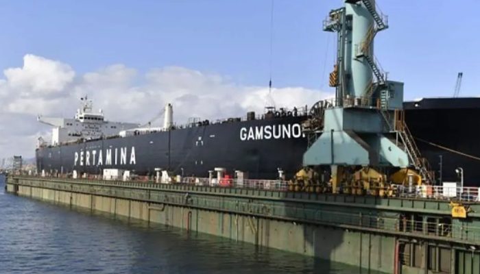 Kapal tanker raksasa Pertamina International Shipping yang sedang berlabuh di kawasan perairan Teluk Arab.