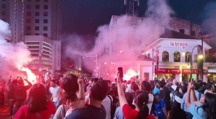 Bandung Membiru dan Menyala! Persib Raih ‘Hattrick’ Juara Beruntun, Cetak Rekor Abadi Sepak Bola Indonesia