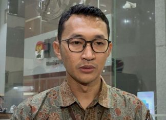 Skandal Kuota Haji: KPK Usut Aliran Uang Biro Travel ke Pejabat Kemenag Melalui Gus Alex Gedung KPK Jakarta saat pemeriksaan Ishfah Abidal Aziz terkait kasus dugaan korupsi pengisian kuota haji tambahan.