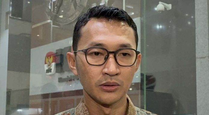 Skandal Kuota Haji: KPK Usut Aliran Uang Biro Travel ke Pejabat Kemenag Melalui Gus Alex Gedung KPK Jakarta saat pemeriksaan Ishfah Abidal Aziz terkait kasus dugaan korupsi pengisian kuota haji tambahan.