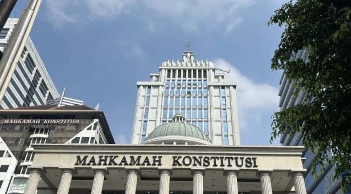MK Ketok Palu 22 Putusan Hari Ini: Gugatan ‘Pasal Sapu Jagat’ KUHP Baru Jadi Sorotan Suasana ruang sidang pleno Mahkamah Konstitusi RI saat agenda pengucapan putusan pengujian materiil undang-undang.
