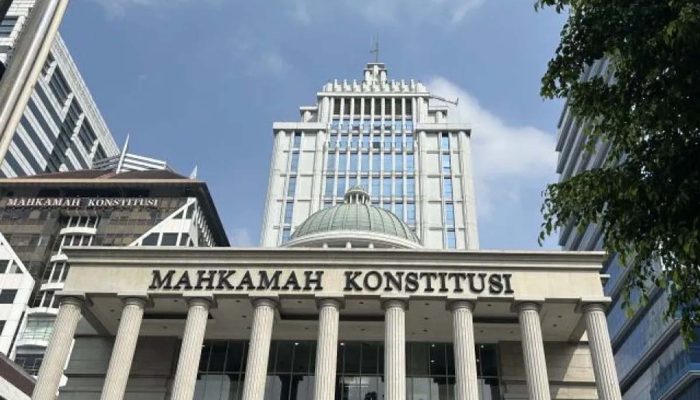 Suasana ruang sidang pleno Mahkamah Konstitusi RI saat agenda pengucapan putusan pengujian materiil undang-undang.