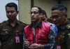 Alasan Kesehatan, Majelis Hakim Kabulkan Nadiem Makarim Jadi Tahanan Rumah Pengalihan status Nadiem Makarim menjadi tahanan rumah dengan penggunaan gelang detektor menunjukkan penerapan instrumen teknologi dalam penegakan hukum pidana khusus di Indonesia.