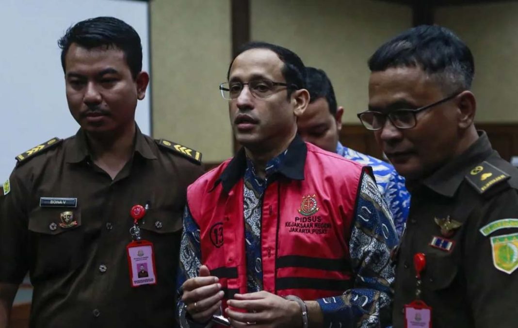 Pengalihan status Nadiem Makarim menjadi tahanan rumah dengan penggunaan gelang detektor menunjukkan penerapan instrumen teknologi dalam penegakan hukum pidana khusus di Indonesia.