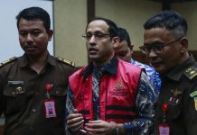 Alasan Kesehatan, Majelis Hakim Kabulkan Nadiem Makarim Jadi Tahanan Rumah Pengalihan status Nadiem Makarim menjadi tahanan rumah dengan penggunaan gelang detektor menunjukkan penerapan instrumen teknologi dalam penegakan hukum pidana khusus di Indonesia.