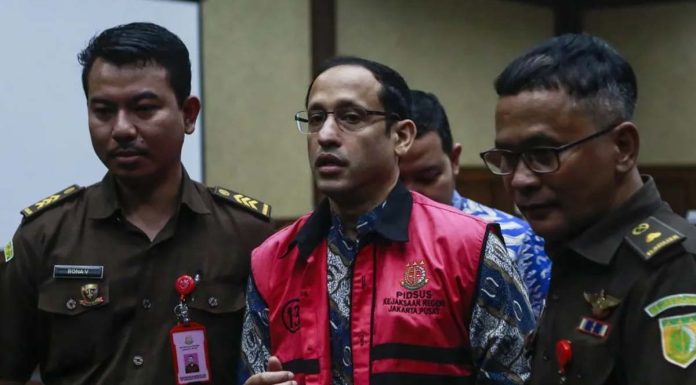 Alasan Kesehatan, Majelis Hakim Kabulkan Nadiem Makarim Jadi Tahanan Rumah Pengalihan status Nadiem Makarim menjadi tahanan rumah dengan penggunaan gelang detektor menunjukkan penerapan instrumen teknologi dalam penegakan hukum pidana khusus di Indonesia.