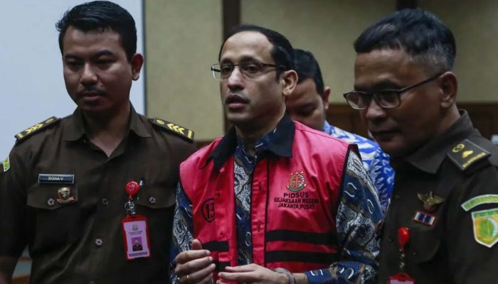 Pengalihan status Nadiem Makarim menjadi tahanan rumah dengan penggunaan gelang detektor menunjukkan penerapan instrumen teknologi dalam penegakan hukum pidana khusus di Indonesia.