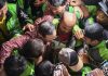 Dituntut 18 Tahun Penjara, Nadiem Makarim Peluk Sopir Ojol Sebelum Jalani Operasi