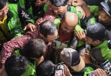 Dituntut 18 Tahun Penjara, Nadiem Makarim Peluk Sopir Ojol Sebelum Jalani Operasi