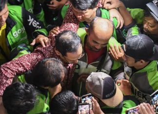Dituntut 18 Tahun Penjara, Nadiem Makarim Peluk Sopir Ojol Sebelum Jalani Operasi