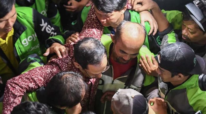 Dituntut 18 Tahun Penjara, Nadiem Makarim Peluk Sopir Ojol Sebelum Jalani Operasi