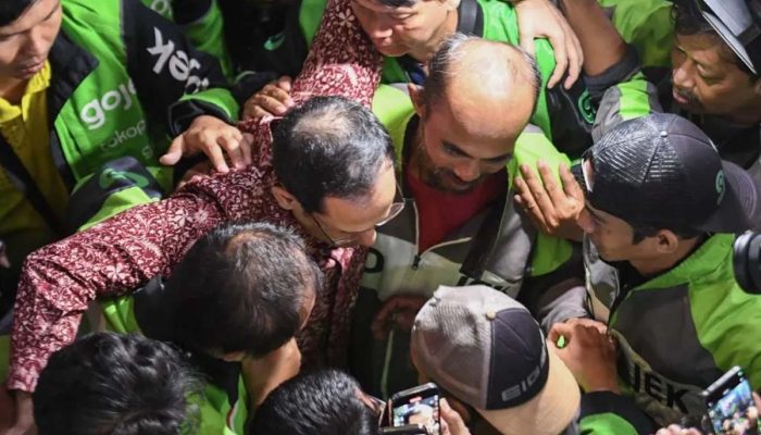 Dituntut 18 Tahun Penjara, Nadiem Makarim Peluk Sopir Ojol Sebelum Jalani Operasi