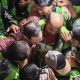 Dituntut 18 Tahun Penjara, Nadiem Makarim Peluk Sopir Ojol Sebelum Jalani Operasi