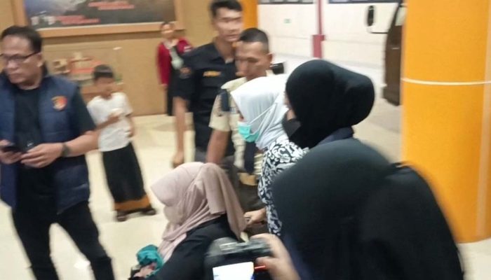 Babak Baru Kasus “Ijazah Palsu” Jokowi: Roy Suryo dan Dokter Tifa Dilarikan ke IGD, Kini Jalani Rawat Inap di RS Polri