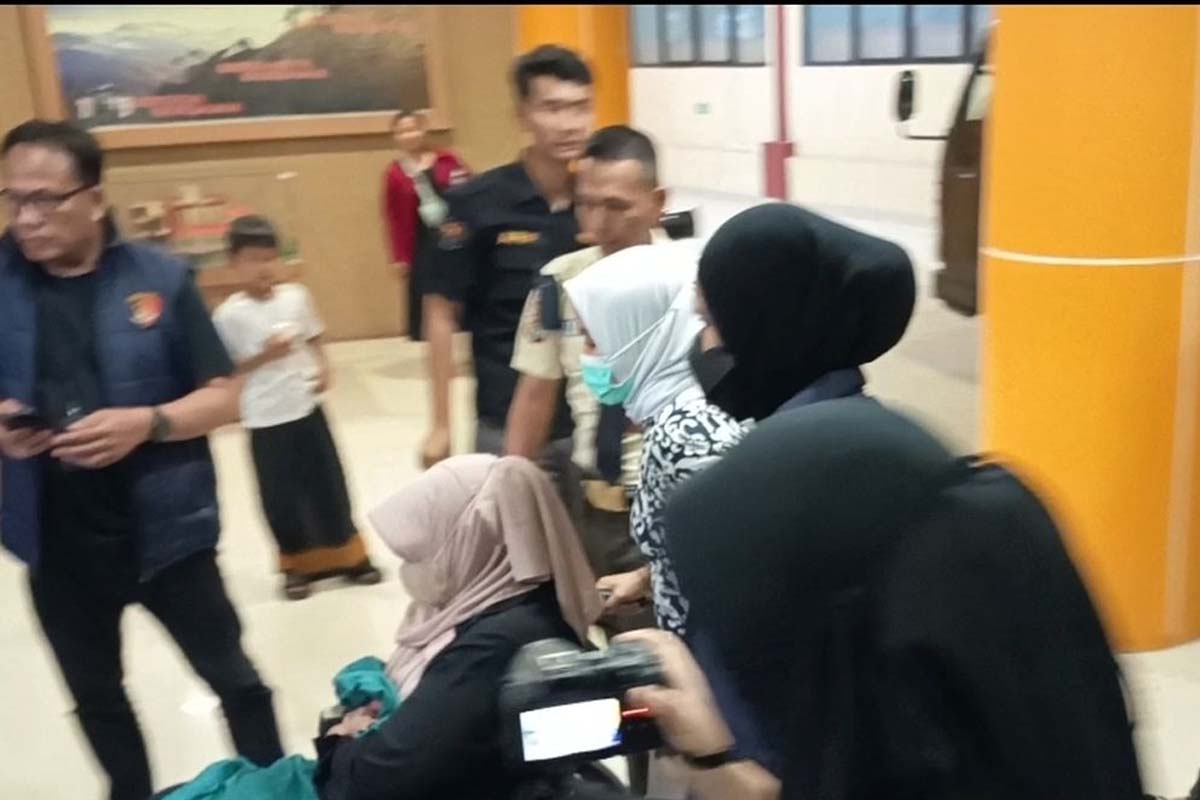 Babak Baru Kasus “Ijazah Palsu” Jokowi: Roy Suryo dan Dokter Tifa Dilarikan ke IGD, Kini Jalani Rawat Inap di RS Polri