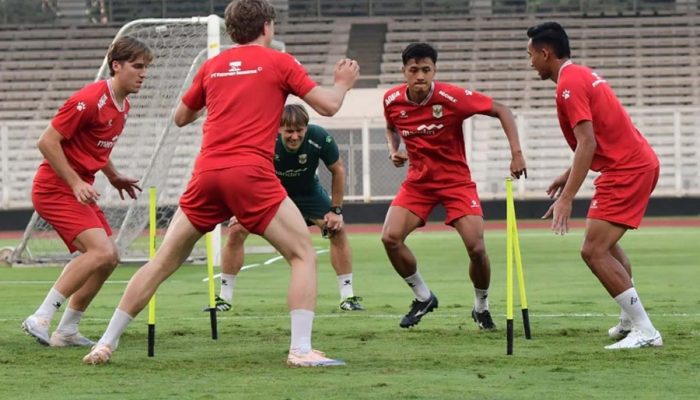 Saksikan Langsung Latihan Garuda, Erick Thohir Beberkan Kondisi Mees Hilgers dan Justin Hubner Jelang Lawan Mozambik